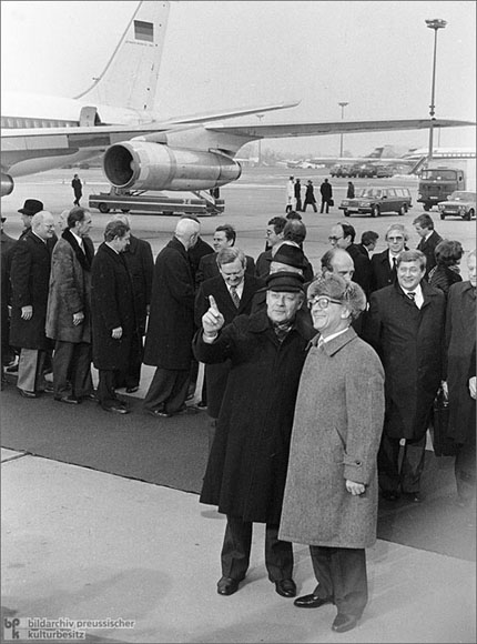 Erich Honecker begrüßt Helmut Schmidt auf dem Flughafen<br> (11. Dezember 1981)